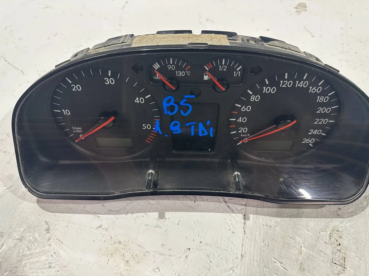 Ceasuri bord Volkswagen PASSAT B5 3B0920822A