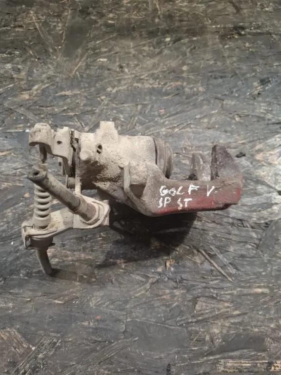 Etrier stanga spate VW Passat B5, VW Golf 5 - imagine 1