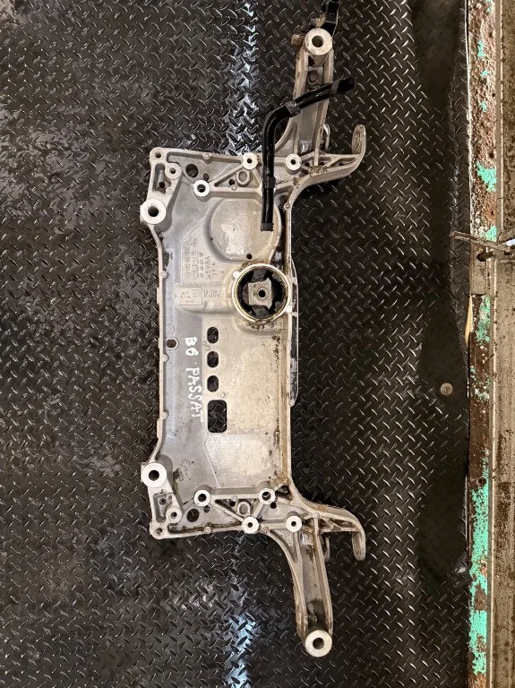 Jug motor cadru motor Volkswagen VW Passat B6 - imagine 1