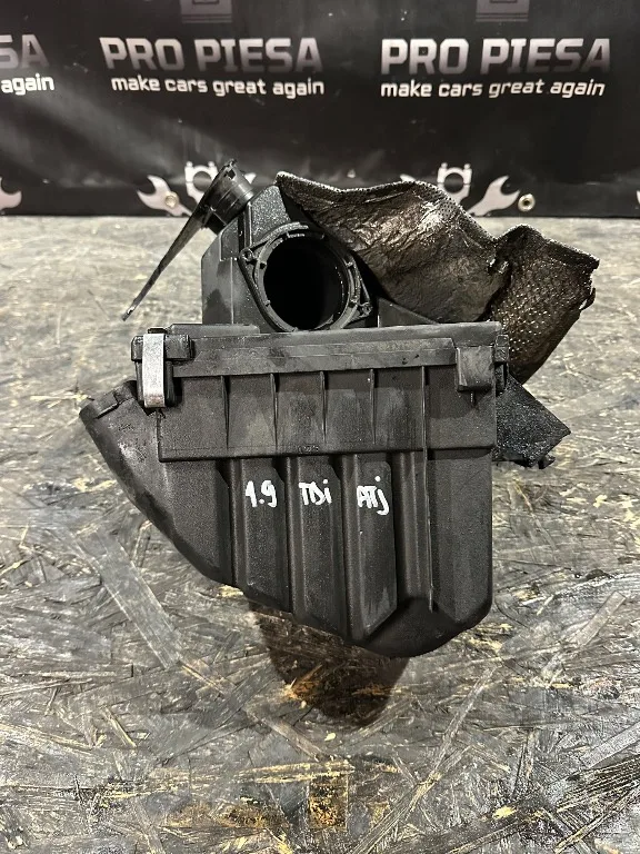 Carcasa filtru aer VW Passat B5, VW Golf 5 - imagine 1