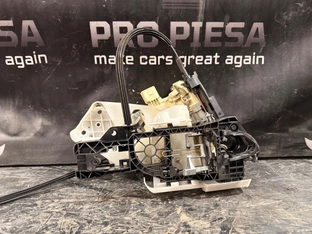 Incuietoare usa dreapta spate Volkswagen VW Passat B6 - imagine 1