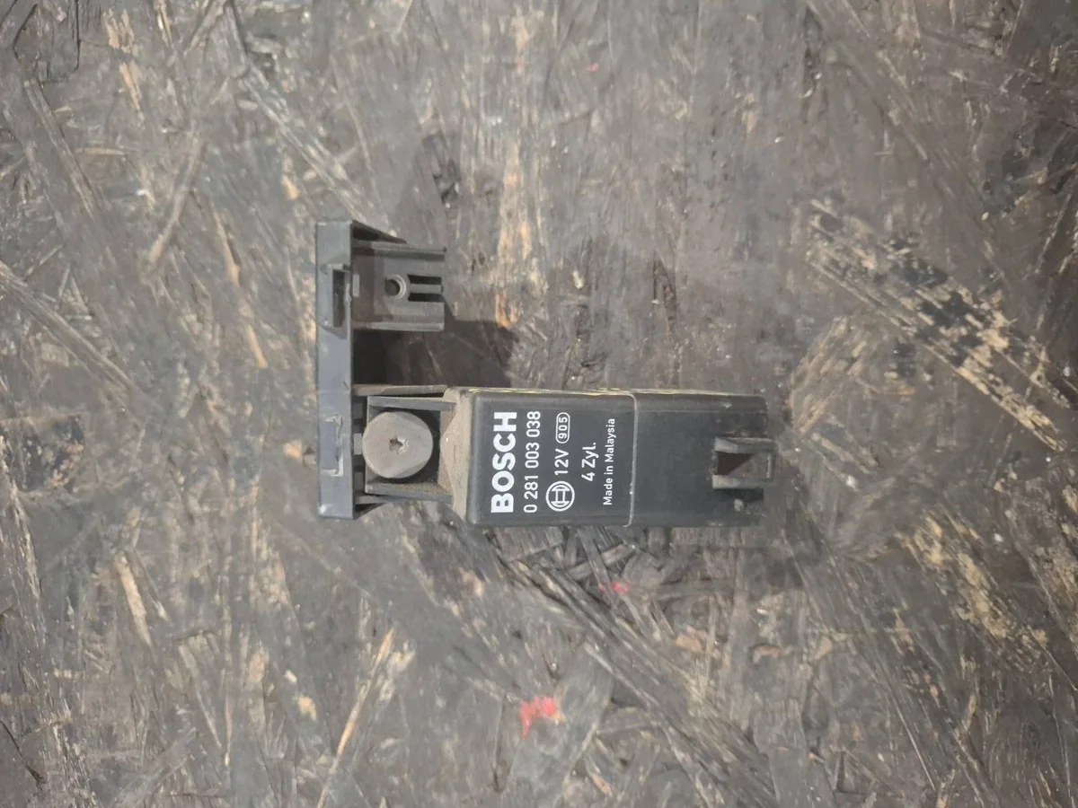 Releu Volkswagen PASSAT B6 0281003038
