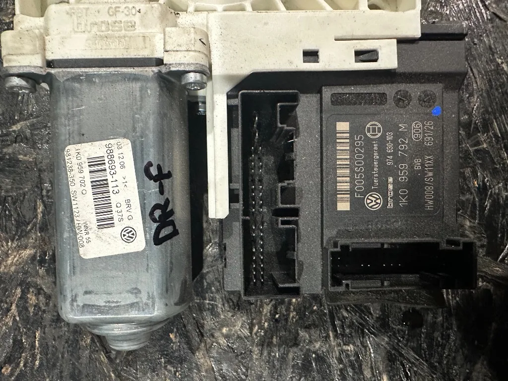 Motoras Geam Electric Dreapta Fata Bosch 1K0 959 704 VW Passat B6, Golf 5 - imagine 2