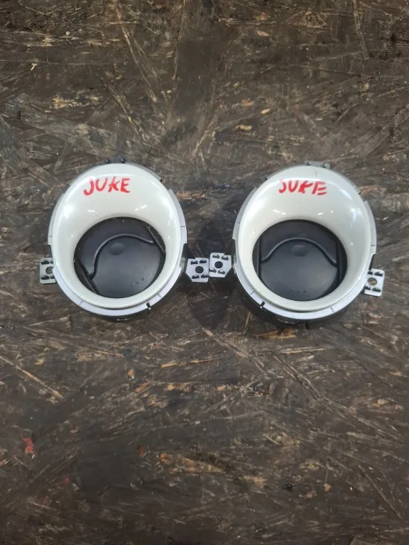 Gura aerisire bord Nissan Juke F15 - imagine 1