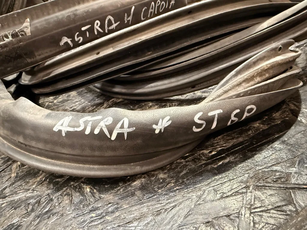 Cheder stanga spate Opel Astra H - imagine 2