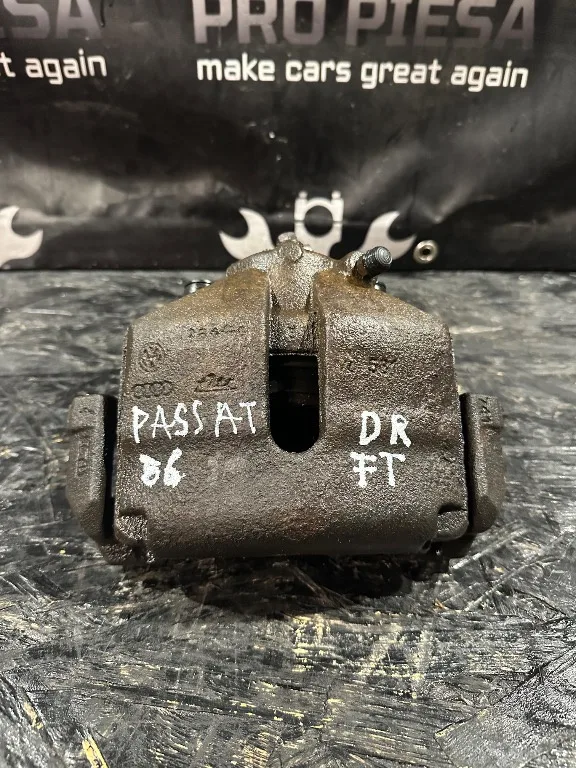 Etrier dreapta fata Volkswagen VW Passat B6 - imagine 1