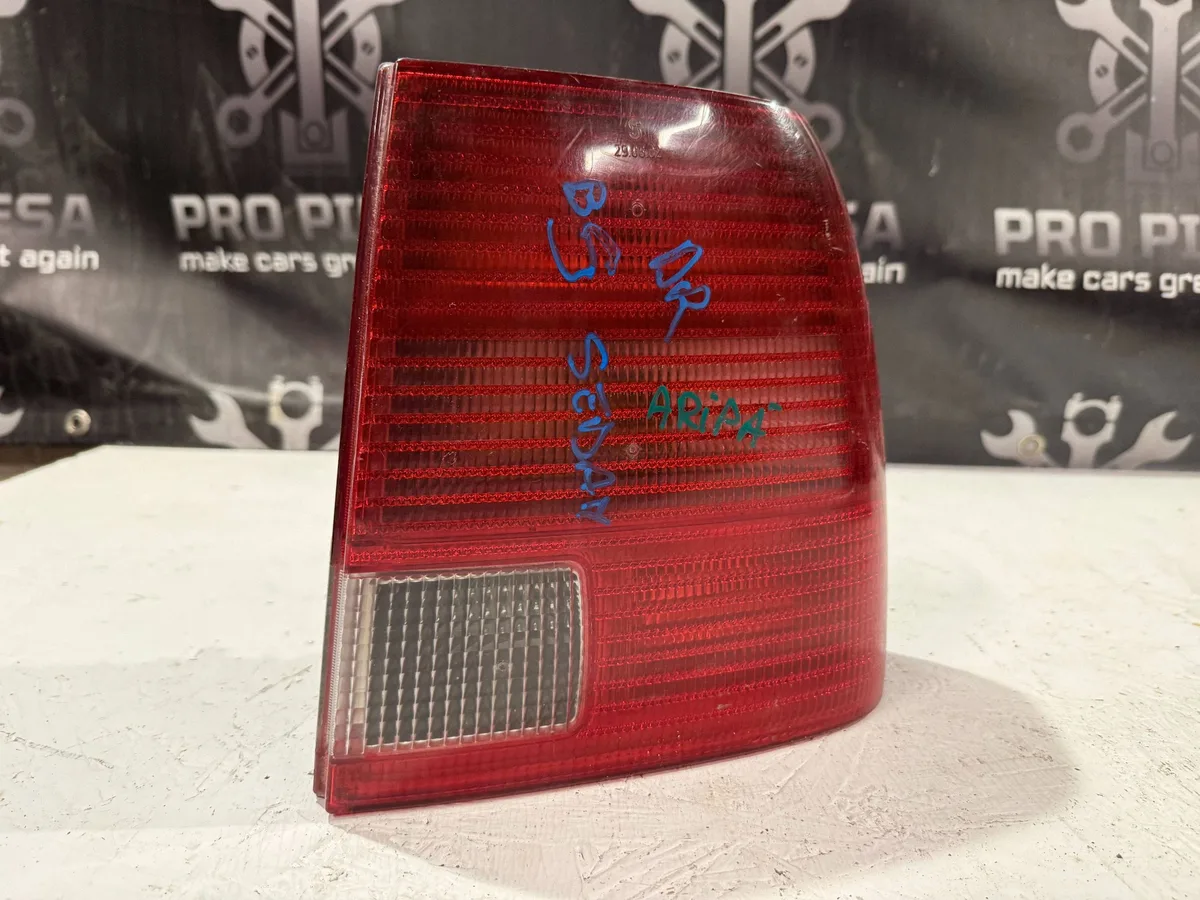 Stop / Lampa spate Volkswagen PASSAT B5 3B5945096F