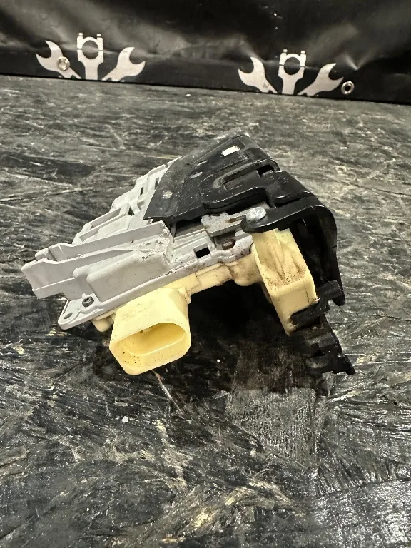 Incuietoare broasca usa dreapta fata VW Passat B6 - imagine 2