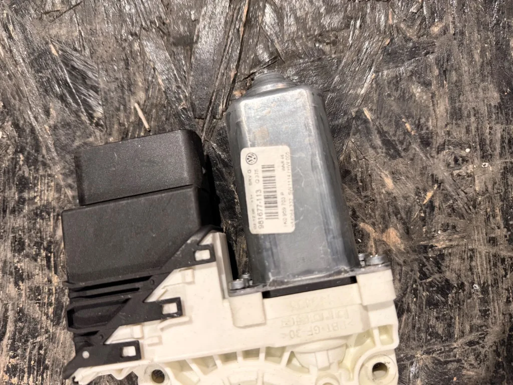 Motoras geam electric dreapta spate Volkswagen VW Passat B6 - imagine 3
