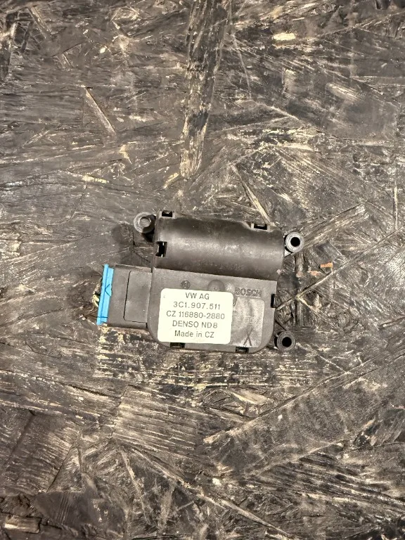 Servomotor Stellmotor Clapete Climatizare Bosch VW Passat B6 - imagine 1